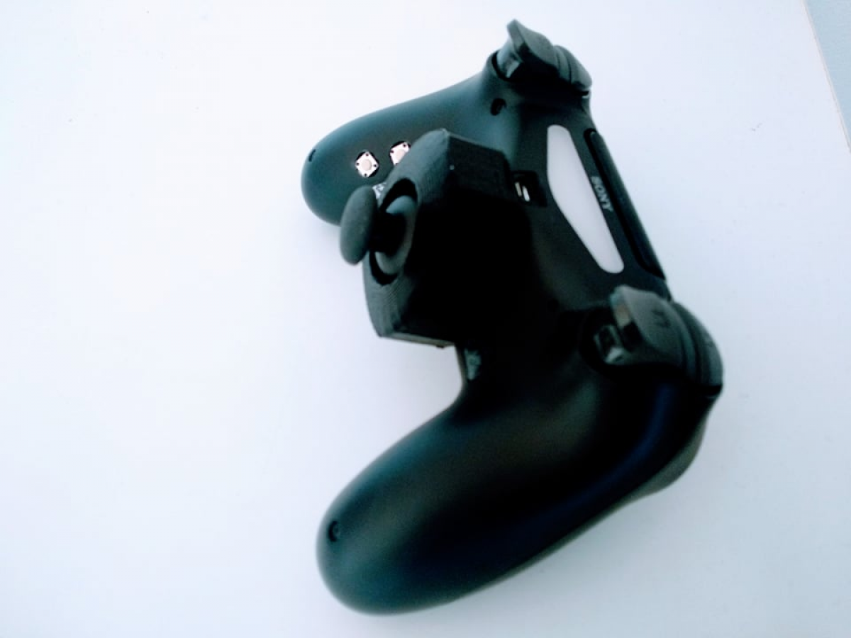 Manette PS4 adaptée pour main droite - stick central (manette non fournie)